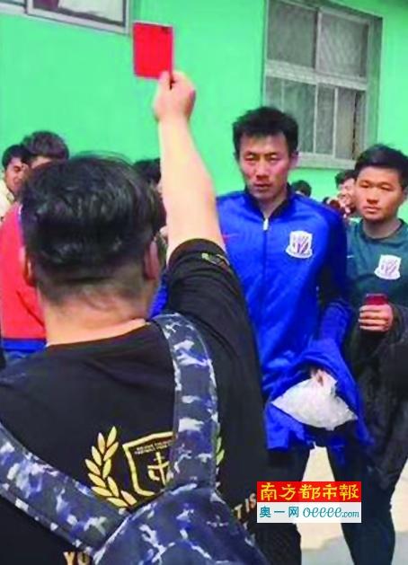 2025-07-27 电影《巴扎喜事》以新疆喀什地区为背景，通过乐器制作人克力木与音乐爱好者亚力坤因一把传承三百年的乐器引发的矛盾，串联起两代人的爱情与和解，展现了新疆各民族群众勇敢追求梦想、坚守真善美的动人画卷。