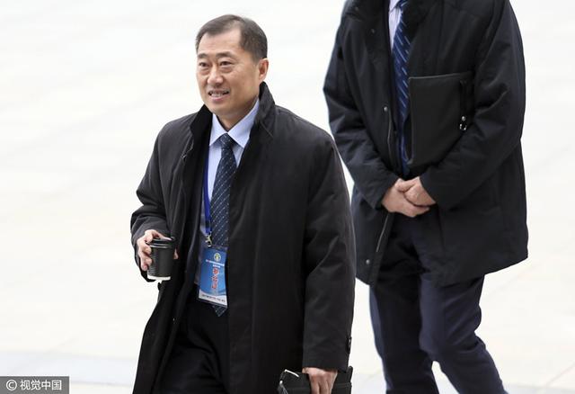 网友指出郑恺座椅后面摆放着一个印有宝宝小脚丫的相框，里面清晰地写着“one month”英文字母，标注的日期是23年7月2日，最 霍启刚喜获三胎！