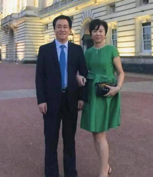 一个沉重的叹息，一句喃喃的“这是我姑妈”，准确捕捉了人在面对重大冲击时的抗拒与恍惚。
