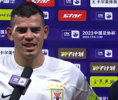 “到了现场，因为不是用母语去演，又演一个跟自己有一定距离的角色的时候，临时有了一些想法就不知道该怎么表达，所以特别需要准备”。