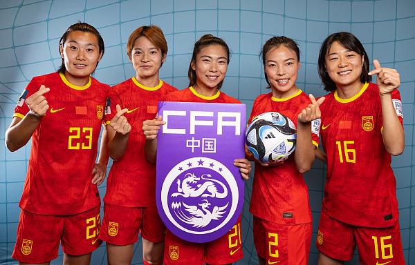 章子怡王传君拍民国婚纱照 2025-06-12 近日，电影《酱园弄·悬案》曝光角色片段，章子怡所饰的詹周氏与王传君所饰的“大块头”二人在照相馆拍摄婚纱照。