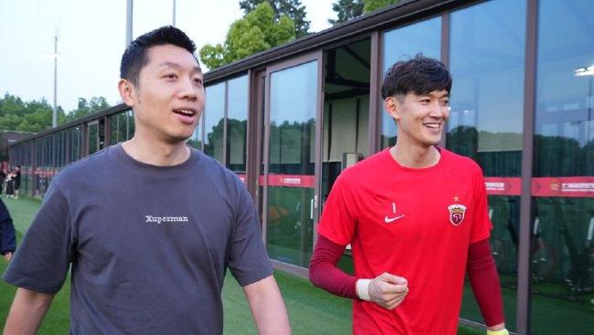 画面中不难看出Melinda的情绪十分激动，声泪俱下的在向杨祐宁控诉；杨祐宁则以聆听为主，低声安抚并等待Melinda情绪稳定，送上“爱 