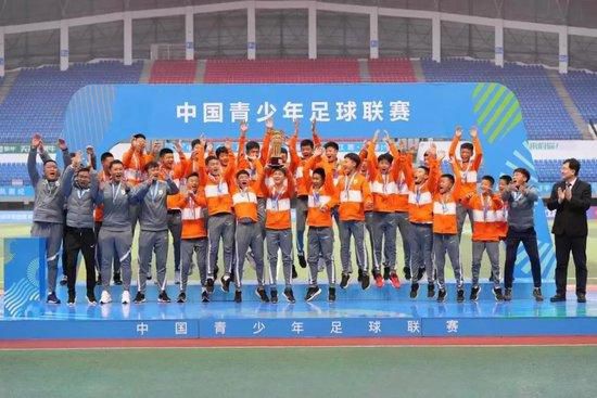 网友巴黎偶遇巩俐吃米线 赞冻龄美颜 2019-07-17 7月17日，有网友在巴黎偶遇巩俐与友人聚会，引发热烈讨论。