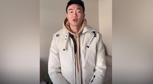 此前，一张生活照 安娜·德·阿玛斯携新片抵达威尼斯 新男友陪同！