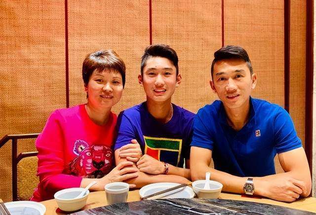 ” 它想聊的不是“人贩子该死”这么简单，而是三个没有血缘的人，在最残酷的生命绝境里假装一家人，最后互相取暖，重组出真正的亲情。