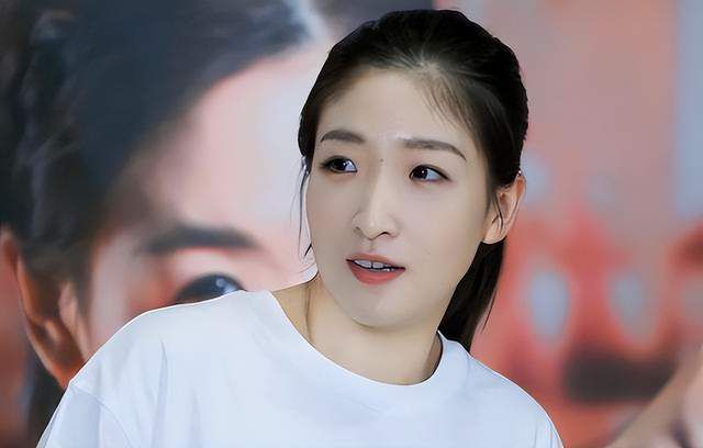 剧集通过妇产科几位“菜鸟小白”规培生的淬炼之路，直面规培医生面临的医术进阶压力、职业身份认同困境与生死责任重担，剖解其从青涩到成熟的蜕变阵痛。