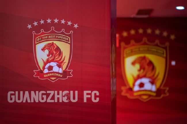当艾瑞丝突破代码桎梏，调整智力参数反杀操控者时，影片撕开了算法时代的浪漫伪装：“一见钟情不过是数据预设的服从系数”。