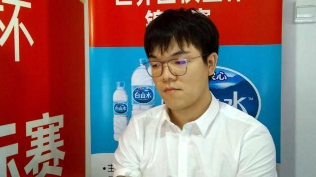 除了宋慧乔与姜东元外，影片的其余主创全体亮相，引发了海云台的新闻争夺战。