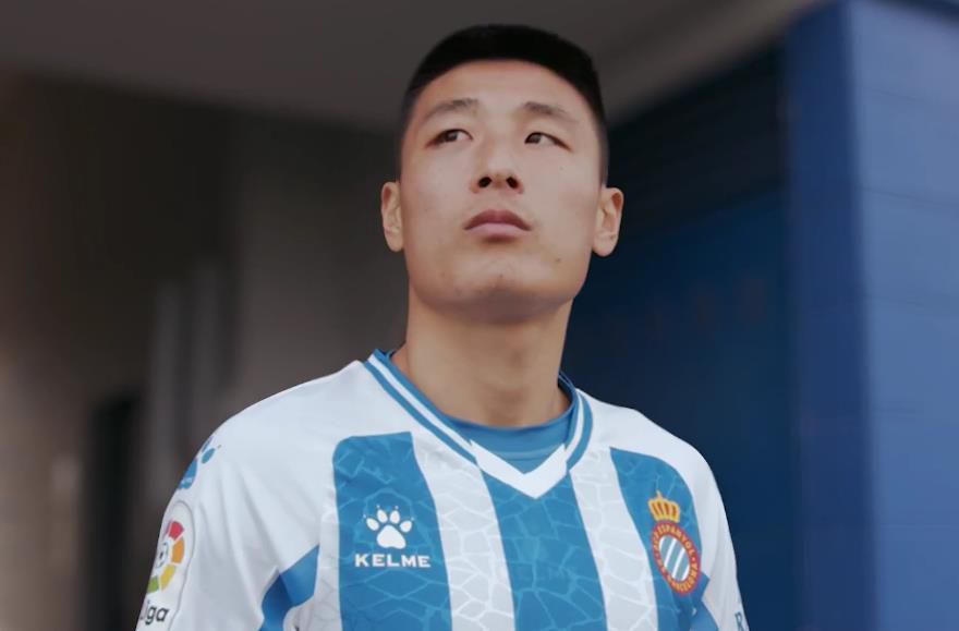 高龄影后海伦·米伦烈焰红唇不服老。