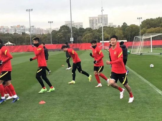 为此HBO也借此热度，曝光了“权游”新一部衍生剧《七王国的骑士：邓肯与伊戈》的动态，发布首张剧照。
