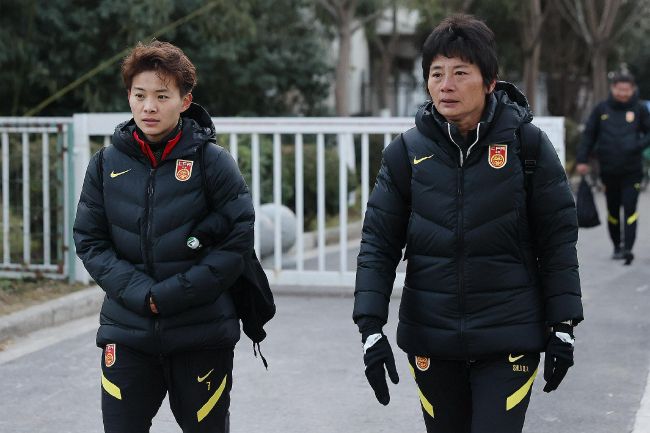傻脸在贴文中甜蜜写下：“forever begins now（永恒从现在开始 小S穿紧身亮片礼服赘肉外溢 性感捞金撅臀送飞吻 2014-06-30 6月29日，“辣妈”小S(徐熙娣)来辽宁鞍山为某品牌化妆品走穴捞金。