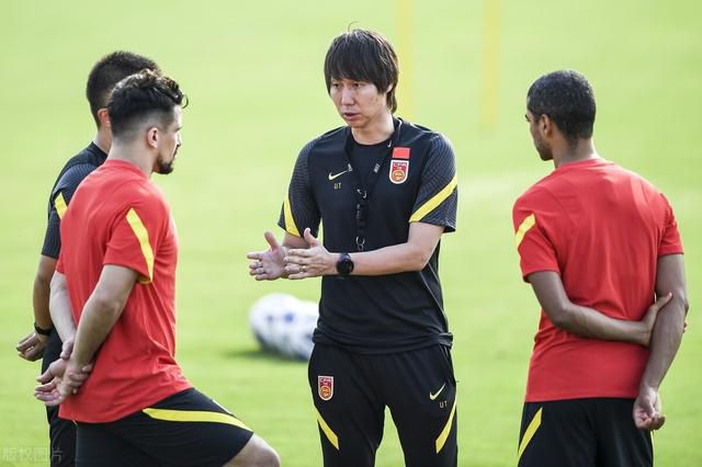 刘德华拍《失孤》肥西装配破包 井柏然黑超耍帅 2014-05-07 近日在重庆，刘德华与井柏然现身电影《失孤》片场，在重庆南岸区江边对戏。