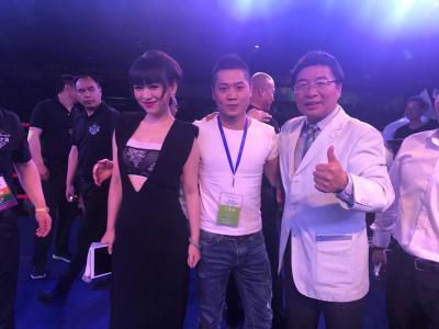 而张艺兴在这个片段中展现的就是父亲那种无私的爱，当后来他被警察摁在地上时，突然意识到女儿还在看着，张艺兴把作为父亲不想让女儿看到自己的狼狈的心理变化全方位地展现了出来。