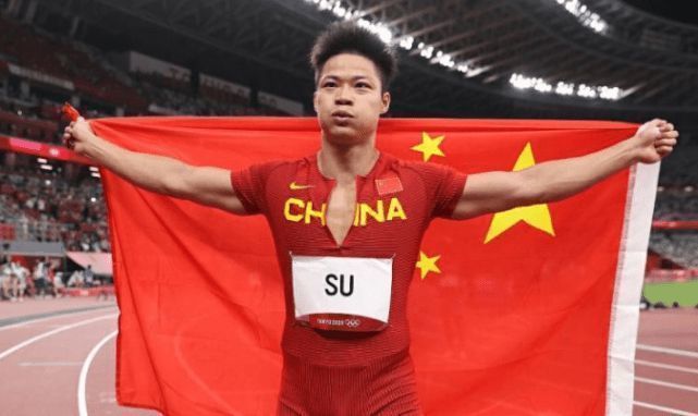 冯小刚、宋丹丹、张国立委员分别在小组会上发言。