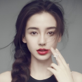 早春花朵元素配合烈焰红唇性感撩人。