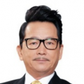 = 董子健为孙怡庆生晚点 网友：看看人家李荣浩！