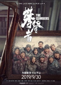 在这张全黑的海报上，只有IT两个巨大的字母和“第二部”以及上映信息的字样。