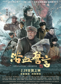 路透照中，大本身穿浅色衬衫在摄像机前忙前忙后。