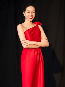 监制、导演、编剧兼领衔主演徐峥，领衔主演辛芷蕾，主演王骁，特别出演贾冰，主演冯冰、丁勇岱、丁嘉丽、陈哈琳，特别介绍邬家楷、刘美含悉数到 任素汐温情献唱！