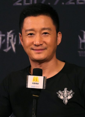 窦唯曝骑电动车近照 身材发福略秃顶 2015-05-19 19日早上，继窦唯乘坐地铁照曝光后，有网友在微博上再次曝光几张窦唯骑电动车的照片，照片中，窦唯身穿白色休闲T恤短裤，戴一副墨镜，身材发福、头顶略秃，和之前的地铁照并无半分差别，还是颓废大叔范儿。